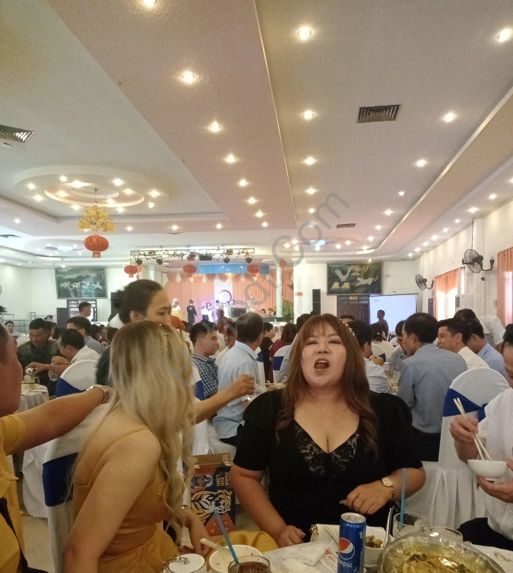 Tắm rửa khỏa thân siêu múp